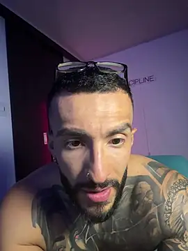 צ'אט XXX בשידור חי של Simon_trujillo
