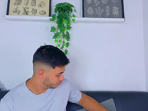 XXX chat uživo modela TylerWest_