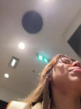 Jucie_Boom - put finger in my pussy + moans in public