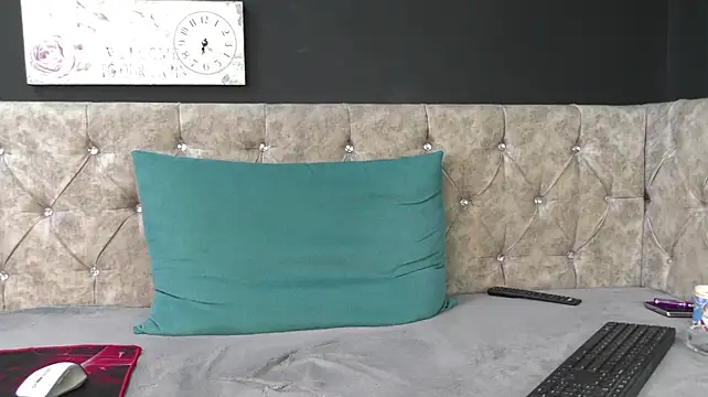 HugJulian Live XXX-Chat