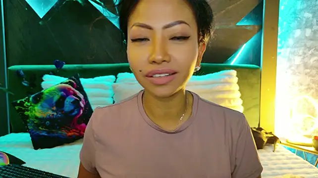 ElyaQuinn Chat XXX in diretta