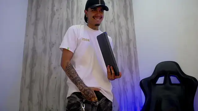 Tayson_Hot élő XXX-chatje
