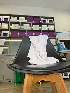 Secretly_masturbating - big squirt in clinic