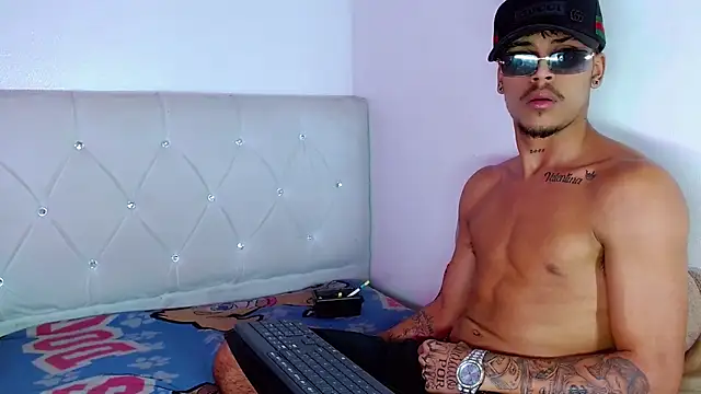Angel_foxc13 élő XXX-chatje