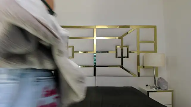 VivieneLuxe - Twerking and showing off one's ass.