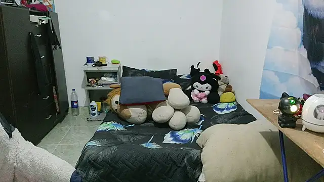 curly_greeneyed's Live XXX Chat