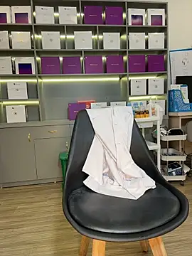 Secretly_masturbating - big squirt in clinic