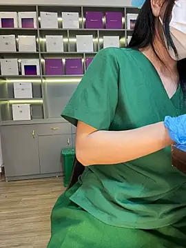 Secretly_masturbating - big squirt in clinic