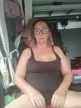 Milfa_nimfomana Adlı Modelin Canlı XXX Sohbeti