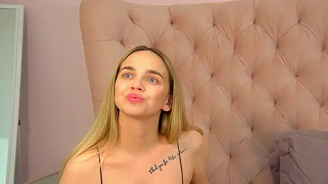 AnitaVenture Adlı Modelin Canlı XXX Sohbeti