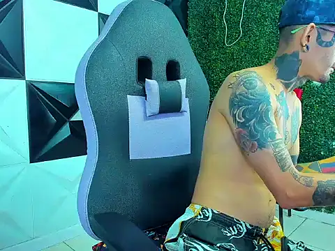 Boy_tatto77 Adlı Modelin Canlı XXX Sohbeti