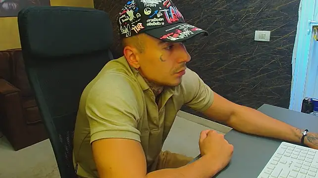 Show modela RomeoBodhi na web-kameri