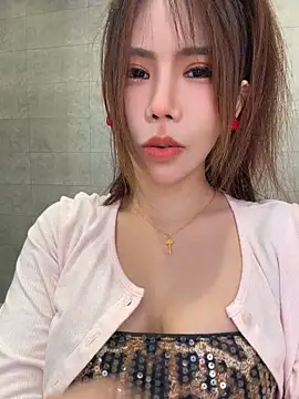 Selenaaaaa- - 奶子放桌子上