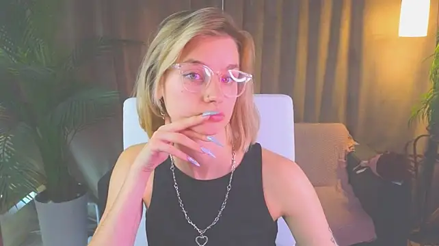 NoraMoreau's Live XXX Chat