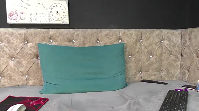 HugJulian Live XXX-chat