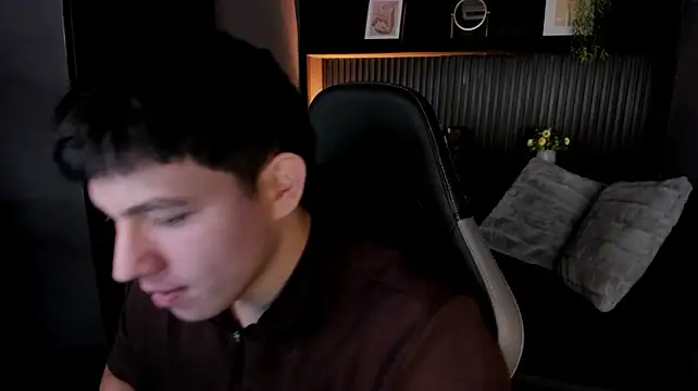 XXX chat uživo modela JamesCr_
