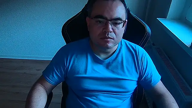 Latexboy893: διαδικτυακό σόου στην κάμερα