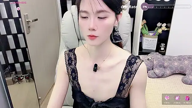 Yueyue-MM - 肉棒塞入内裤摩擦妹妹1分钟