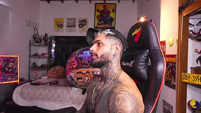 logan_hugh8 Live XXX Chat