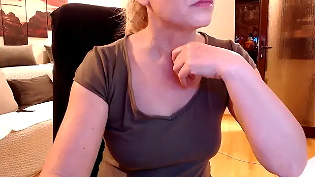 love-bionda Adlı Modelin Canlı XXX Sohbeti