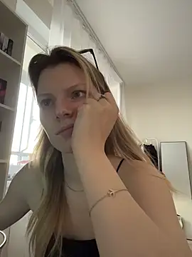 MaryHiggins - Naked sucking a dildo