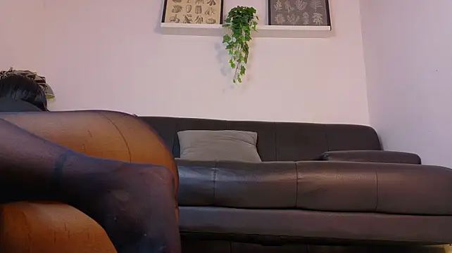 RiriiBrunette__ élő XXX-chatje