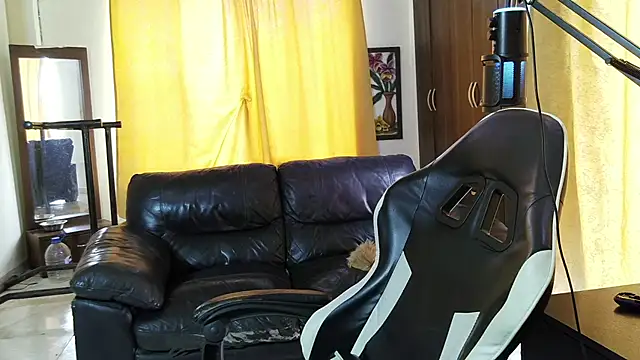 aronmiller404 live XXX chat