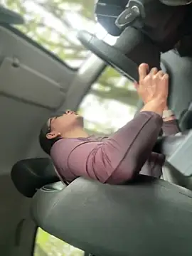 Arilw - ORGASM AND SQUIRT OUTSIDE CAR😦