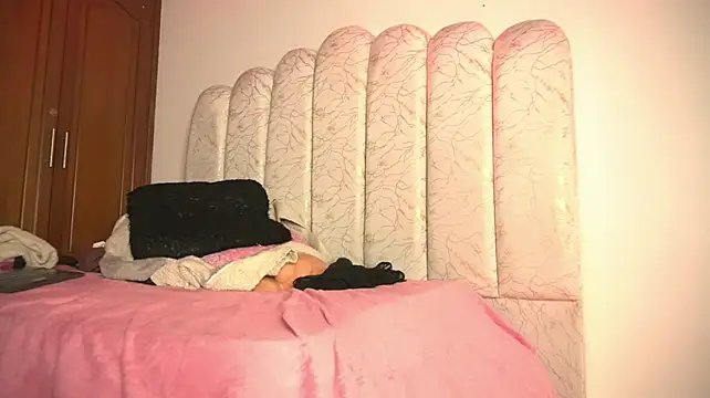 Pocahotass_11 - Twerking + 4 Slaps 😈🫦