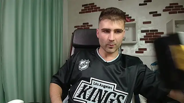 KyloEast live XXX chat