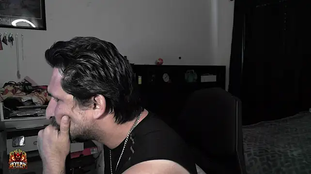 DevilPup75_: διαδικτυακό σόου στην κάμερα