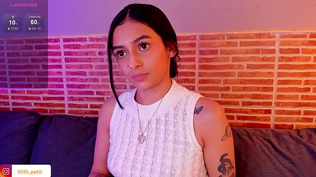 lilith_petit_ live XXX chat