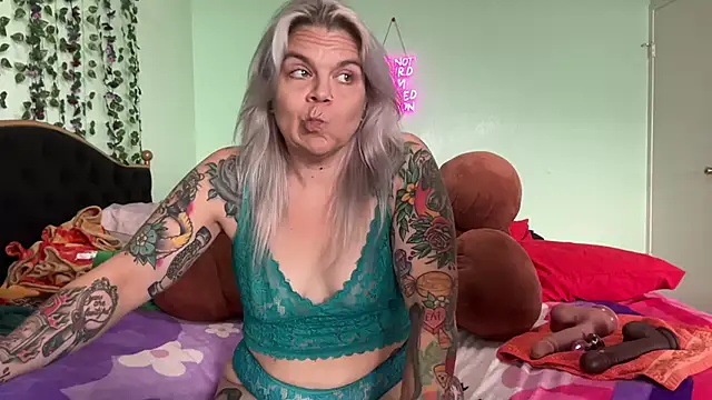 CherryBombBomb's Live XXX Chat