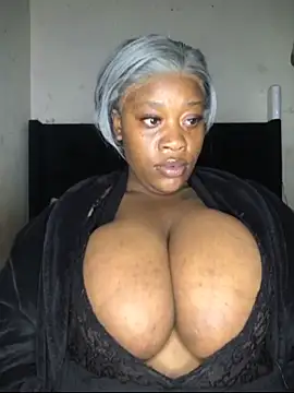 BigJugsCandyxx's Live XXX Chat