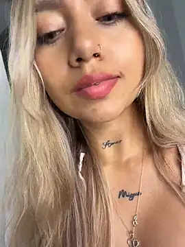 Chat +18 de amanda-medrano1 ao vivo