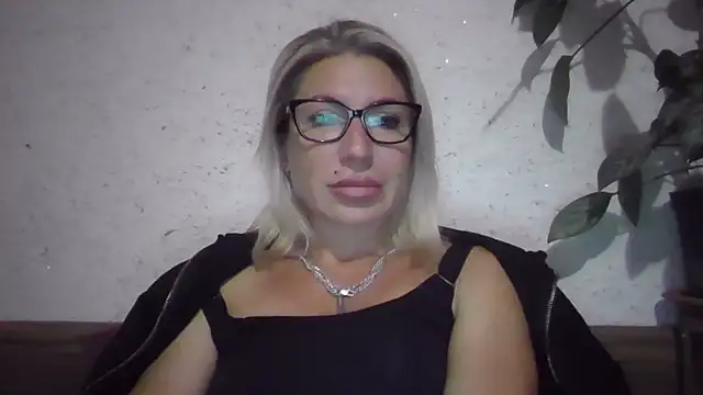 XXX chat uživo modela fox_red_lady7
