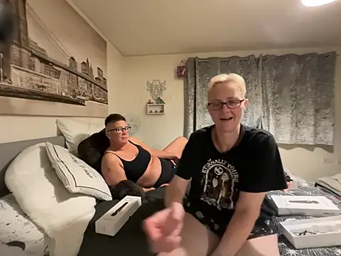 Curvy-Jinx Live XXX-chat