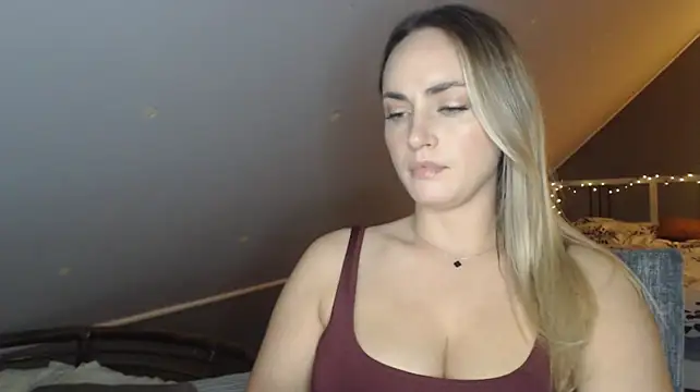 ScarlettSensitive's Live XXX Chat