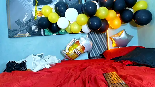 Hornyshow11