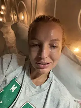 MauiBee live XXX chat