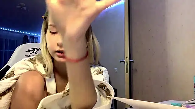 JoyBold - lick fingers