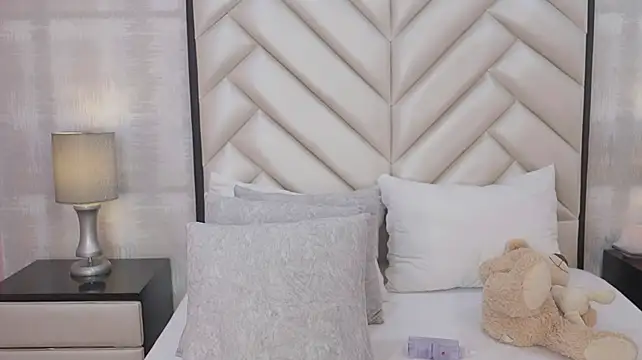KikiiLove - show tits