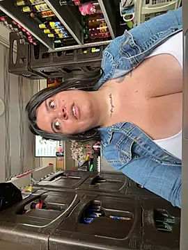 Chat +18 de Lia_27xx ao vivo