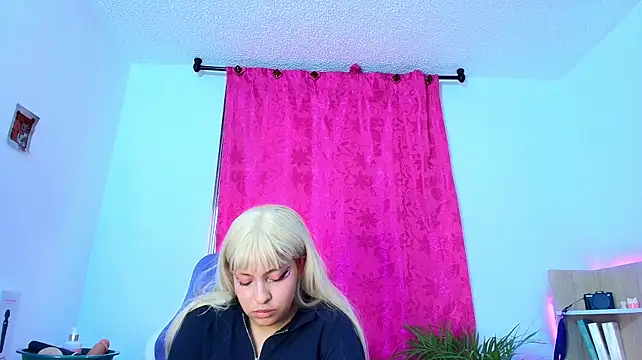 Just_Miku Adlı Modelin Canlı XXX Sohbeti