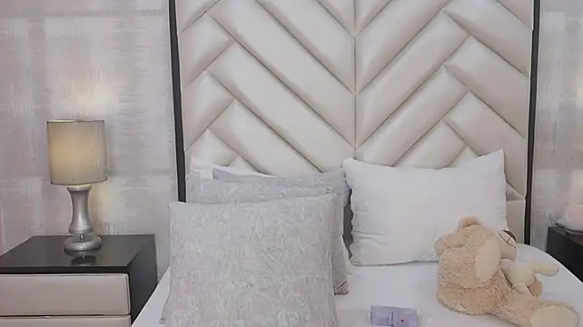 KikiiLove - show tits