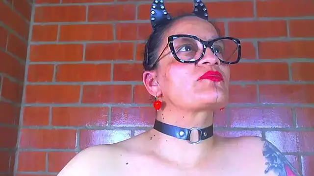 Taylor-hardcore - Every time it vibrates, my tits bounce.