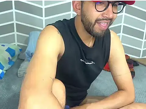 thomass1018 Adlı Modelin Canlı XXX Sohbeti