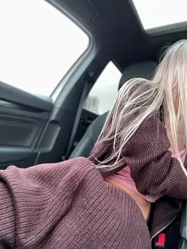 NewLale - Show tits