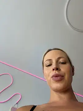 Streetdoll - finger pussy + video gift
