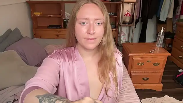 Pattyworld69 - Tits out + nipple clamps on
